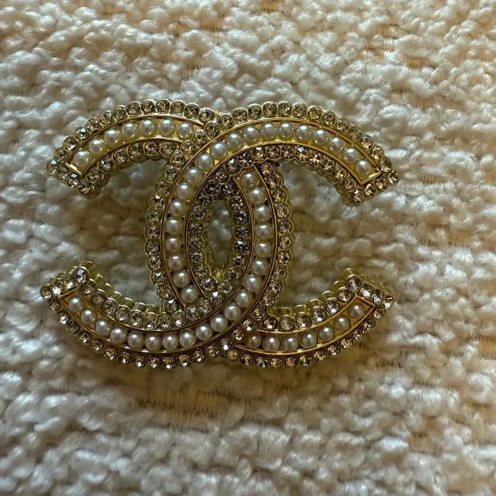 Classic Brooch - Picture 3 of 5
